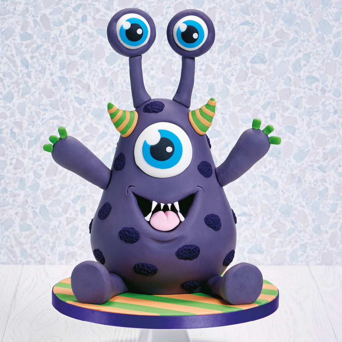Sugarpaste icing model alien